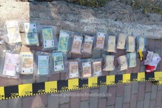 Poliţia de Frontieră – Peste 343.000 de euro, descoperiţi ascunşi într-un microbuz condus de un cetăţean ucrainean urmărit internaţional