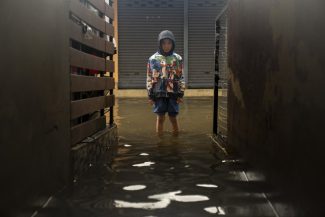 UNICEF: Aproape jumătate dintre copiii din lume sunt expuşi la cel puţin trei ameninţări climatice care se suprapun / Care este cea mai frecventă combinaţie de pericole / Poluarea aerului afectează aproape toţi copiii la nivel mondial