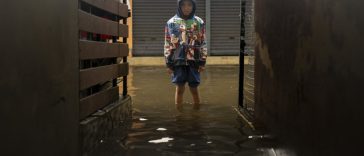 UNICEF: Aproape jumătate dintre copiii din lume sunt expuşi la cel puţin trei ameninţări climatice care se suprapun / Care este cea mai frecventă combinaţie de pericole / Poluarea aerului afectează aproape toţi copiii la nivel mondial