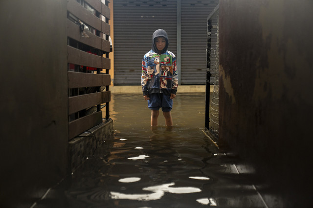 UNICEF: Aproape jumătate dintre copiii din lume sunt expuşi la cel puţin trei ameninţări climatice care se suprapun / Care este cea mai frecventă combinaţie de pericole / Poluarea aerului afectează aproape toţi copiii la nivel mondial