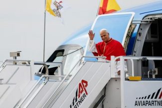 Papa Leon al XIV-lea a aterizat la Madrid, prima etapă a unei vizite de şapte zile în Spania/ Suveranul Pontif a recunoscut că pedofilia în Biserică „este o rană încă deschisă”