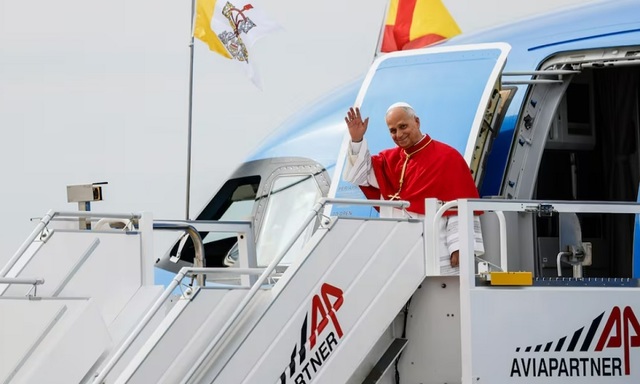 Papa Leon al XIV-lea a aterizat la Madrid, prima etapă a unei vizite de şapte zile în Spania/ Suveranul Pontif a recunoscut că pedofilia în Biserică „este o rană încă deschisă”