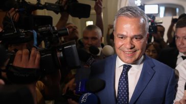 ADRIAN VEŞTEA, DESEMNAT PREMIER – Veştea: Nu îmi voi depune mandatul, voi candida pentru poziţia de premier al României şi voi face un guvern. Consider că este un act de responsabilitate