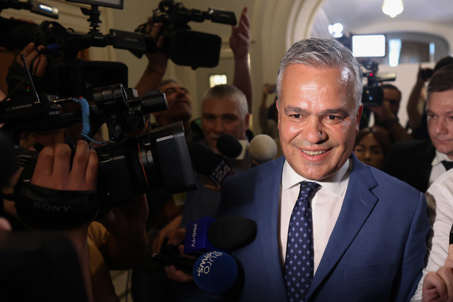 ADRIAN VEŞTEA, DESEMNAT PREMIER – Veştea: Nu îmi voi depune mandatul, voi candida pentru poziţia de premier al României şi voi face un guvern. Consider că este un act de responsabilitate