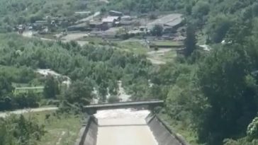 Apele Române: Precipitaţii extreme în Prahova şi Vrancea: peste 200 l/mp în zona Măneciu–Paltinu şi peste 100 l/mp la Bogza/ Acumulările Măneciu şi Paltinu au atenuat două viituri semnificative/ Se iau măsuri pentru menţinerea alimentării cu apă – VIDEO