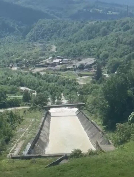 Apele Române: Precipitaţii extreme în Prahova şi Vrancea: peste 200 l/mp în zona Măneciu–Paltinu şi peste 100 l/mp la Bogza/ Acumulările Măneciu şi Paltinu au atenuat două viituri semnificative/ Se iau măsuri pentru menţinerea alimentării cu apă – VIDEO