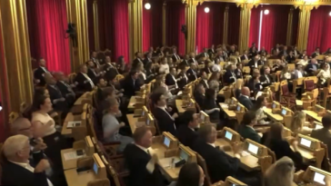 Deputaţii norvegieni i-au imitat pe suporterii echipei naţionale chiar în timpul şedinţei parlamentare – VIDEO