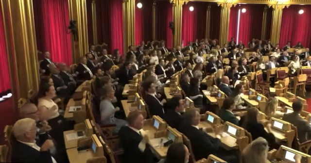 Deputaţii norvegieni i-au imitat pe suporterii echipei naţionale chiar în timpul şedinţei parlamentare – VIDEO
