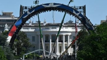 Trump îşi serbează duminică cei 80 de ani cu lupte MMA la Casa Albă. ”O şmecherie de gladiatori”