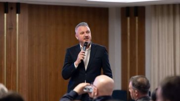 ADRIAN VEŞTEA DESEMNAT PREMIER – Romeo Lungu (PSD), replică pentru primarul Buzăului, Constantin Toma, care a demisionat din funcţiile deţinute în PSD: „România are nevoie de mai multă responsabilitate şi mai puţin spectacol”