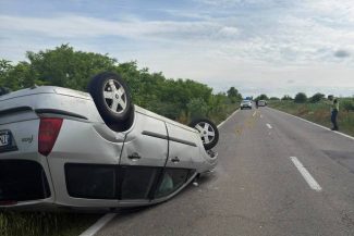 Impact între o maşină şi o căruţă, în Timiş/Autoturismul s-a răsturnat / Două femei şi un bărbat au fost răniţi / Calul a murit – FOTO