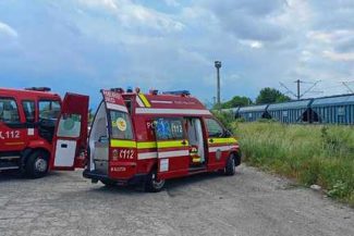 Doi copii s-au urcat pe un vagon de tren staţionat în Gara din oraşul Târgu-Neamţ / Unul dintre ei, de 12 ani, a fost electrocutat / Are arsuri pe mare parte din suprafaţa corpului
