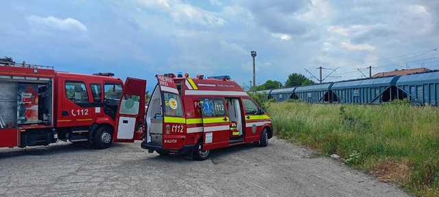 Doi copii s-au urcat pe un vagon de tren staţionat în Gara din oraşul Târgu-Neamţ / Unul dintre ei, de 12 ani, a fost electrocutat / Are arsuri pe mare parte din suprafaţa corpului