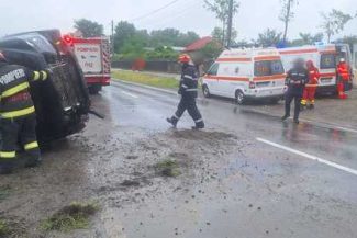 Suceava: Un microbuz s-a răstunat în judeţul Suceava / Opt persoane, identificate la faţa locului, patru fiind evaluate de medici
