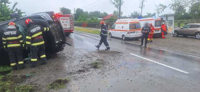 Suceava: Un microbuz s-a răstunat în judeţul Suceava / Opt persoane, identificate la faţa locului, patru fiind evaluate de medici
