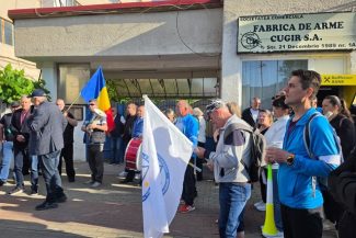 Protest la Fabrica de Arme de la Cugir – Angajaţii au ieşit în faţa fabricii pentru a-şi manifesta nemulţumirea cu privire la salarii – FOTO