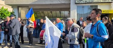 Protest la Fabrica de Arme de la Cugir – Angajaţii au ieşit în faţa fabricii pentru a-şi manifesta nemulţumirea cu privire la salarii – FOTO