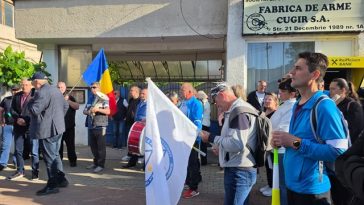 Protest la Fabrica de Arme de la Cugir – Angajaţii au ieşit în faţa fabricii pentru a-şi manifesta nemulţumirea cu privire la salarii – FOTO