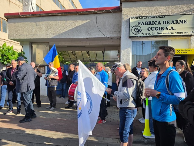 Protest la Fabrica de Arme de la Cugir – Angajaţii au ieşit în faţa fabricii pentru a-şi manifesta nemulţumirea cu privire la salarii – FOTO