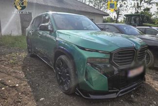 Şase reţinuţi şi patru persoane sub control judiciar, în cazul grupului infracţional acuzat că vindea maşini de lux furate din state ale UE/ Anchetatorii au ridicat la percheziţii 17 maşini, peste 100 de chei şi imense sume de bani – FOTO