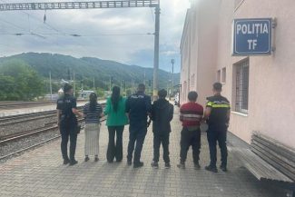 Cinci bărbaţi şi o femeie, anchetaţi penal după ce au refuzat să plătească biletul de tren, iar când au fost daţi jos, au făcut scandal şi au aruncat cu pietre în garnitura feroviară – FOTO