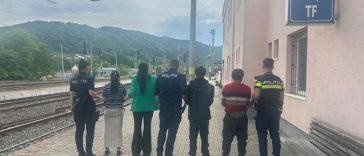 Cinci bărbaţi şi o femeie, anchetaţi penal după ce au refuzat să plătească biletul de tren, iar când au fost daţi jos, au făcut scandal şi au aruncat cu pietre în garnitura feroviară – FOTO