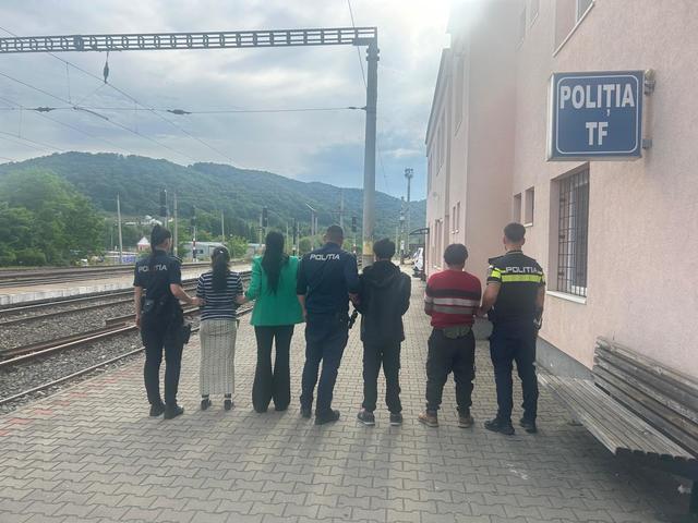 Cinci bărbaţi şi o femeie, anchetaţi penal după ce au refuzat să plătească biletul de tren, iar când au fost daţi jos, au făcut scandal şi au aruncat cu pietre în garnitura feroviară – FOTO