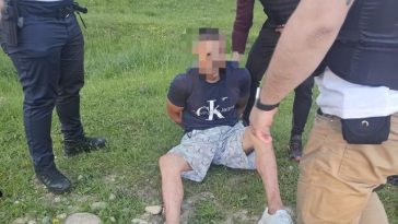 Hunedoara: Bărbatul care a tras focuri de armă asupra fostei iubite şi familiei acesteia a fost prins / În conflict a fost de faţă un copil de 9 ani