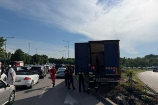 Un autocamion condus de un orădean a acroşat mai multe maşini parcate sau în mers, în municipiul Constanţa, după care a lovit un scuar, un stâlp şi un copac/ Un adult şi un minor au fost răniţi şi vor fi duşi la spital – FOTO