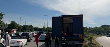 Un autocamion condus de un orădean a acroşat mai multe maşini parcate sau în mers, în municipiul Constanţa, după care a lovit un scuar, un stâlp şi un copac/ Un adult şi un minor au fost răniţi şi vor fi duşi la spital – FOTO