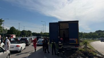 Un autocamion condus de un orădean a acroşat mai multe maşini parcate sau în mers, în municipiul Constanţa, după care a lovit un scuar, un stâlp şi un copac/ Un adult şi un minor au fost răniţi şi vor fi duşi la spital – FOTO
