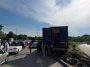 Un autocamion condus de un orădean a acroşat mai multe maşini parcate sau în mers, în municipiul Constanţa, după care a lovit un scuar, un stâlp şi un copac/ Un adult şi un minor au fost răniţi şi vor fi duşi la spital – FOTO
