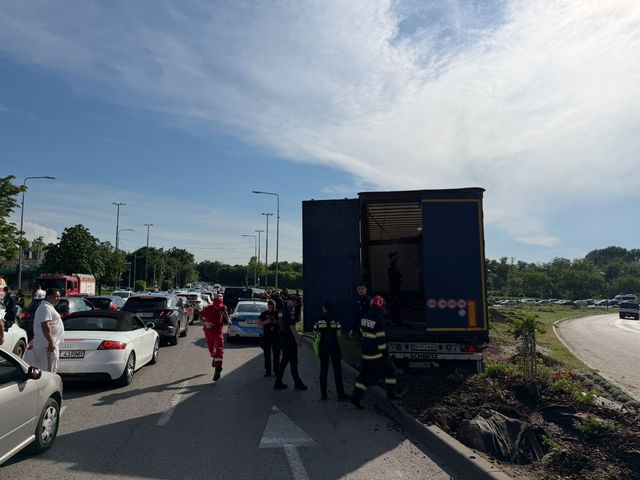 Un autocamion condus de un orădean a acroşat mai multe maşini parcate sau în mers, în municipiul Constanţa, după care a lovit un scuar, un stâlp şi un copac/ Un adult şi un minor au fost răniţi şi vor fi duşi la spital – FOTO