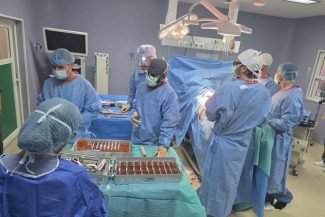 Intervenţie medicală complexă, la Spitalul Judeţean Timişoara – O tânără care suferea de o afecţiune severă şi-a simţit piciorul după mulţi ani de suferinţă
