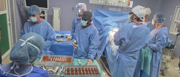 Intervenţie medicală complexă, la Spitalul Judeţean Timişoara – O tânără care suferea de o afecţiune severă şi-a simţit piciorul după mulţi ani de suferinţă
