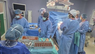 Intervenţie medicală complexă, la Spitalul Judeţean Timişoara – O tânără care suferea de o afecţiune severă şi-a simţit piciorul după mulţi ani de suferinţă