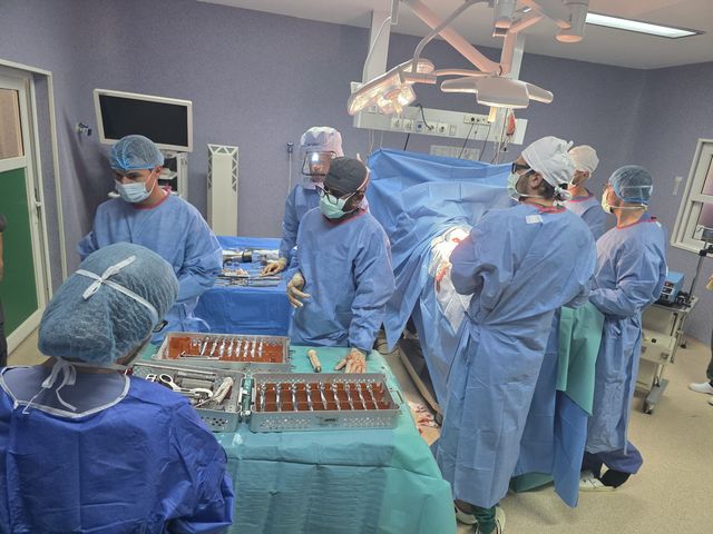 Intervenţie medicală complexă, la Spitalul Judeţean Timişoara – O tânără care suferea de o afecţiune severă şi-a simţit piciorul după mulţi ani de suferinţă