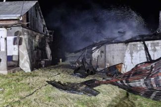 O fată de 15 ani a murit într-un incendiu izbucnit într-o gospodărie din judeţul Suceava / Focul a afectat şi a doua locuinţă