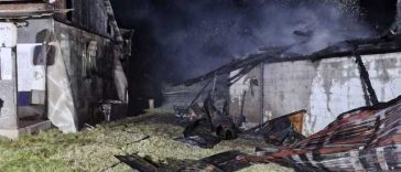 O fată de 15 ani a murit într-un incendiu izbucnit într-o gospodărie din judeţul Suceava / Focul a afectat şi a doua locuinţă