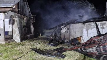 O fată de 15 ani a murit într-un incendiu izbucnit într-o gospodărie din judeţul Suceava / Focul a afectat şi a doua locuinţă
