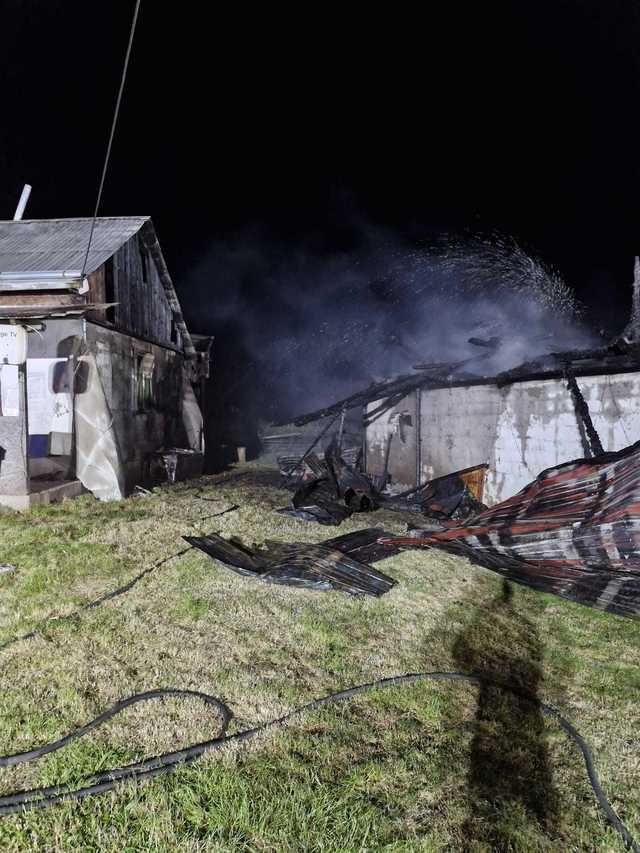O fată de 15 ani a murit într-un incendiu izbucnit într-o gospodărie din judeţul Suceava / Focul a afectat şi a doua locuinţă