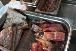 Constanţa: Restaurantul Golful Pescarilor, închis temporar de comisarii de la Protecţia Consumatorilor în urma unei reclamaţii / Au fost găsite produse alimentare fără etichete, o bucătărie improvizată în aer liber, ustensile şi echipamente cu rugină