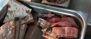Constanţa: Restaurantul Golful Pescarilor, închis temporar de comisarii de la Protecţia Consumatorilor în urma unei reclamaţii / Au fost găsite produse alimentare fără etichete, o bucătărie improvizată în aer liber, ustensile şi echipamente cu rugină