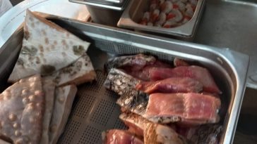 Constanţa: Restaurantul Golful Pescarilor, închis temporar de comisarii de la Protecţia Consumatorilor în urma unei reclamaţii / Au fost găsite produse alimentare fără etichete, o bucătărie improvizată în aer liber, ustensile şi echipamente cu rugină