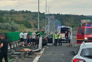 Constanţa: O persoană a fost grav rănită într-un accident rutier produs pe A2 / Alte două victime, printre care şi o fetiţă de doi ani, transportate la spital