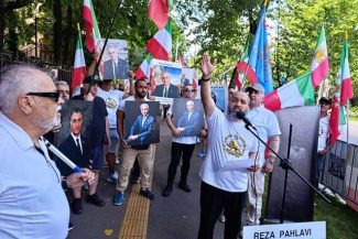 Protest în faţa Ambasadei Iranului din Bucureşti: „Această clădire este simbolul unui regim terorist, criminal”. „E ceva ce lumea trebuie să înţeleagă: poporul iranian nu-şi doreşte ca regimul să se reformeze, ci să dispară” – FOTO