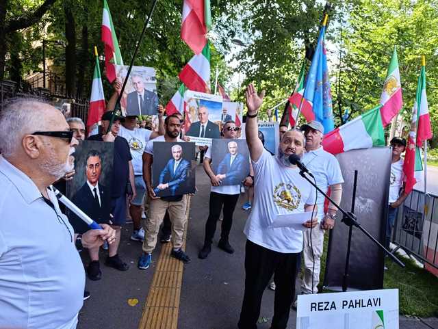 Protest în faţa Ambasadei Iranului din Bucureşti: „Această clădire este simbolul unui regim terorist, criminal”. „E ceva ce lumea trebuie să înţeleagă: poporul iranian nu-şi doreşte ca regimul să se reformeze, ci să dispară” – FOTO