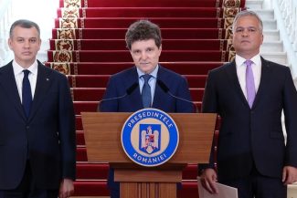 NICUŞOR DAN: EUGEN TOMAC ŞI-A DEPUS MANDATUL. ÎL DESEMNEZ PENTRU POSTUL DE PREMIER PE ADRIAN VEŞTEA / VEŞTEA: ÎMI DORESC UN GUVERN POLITIC