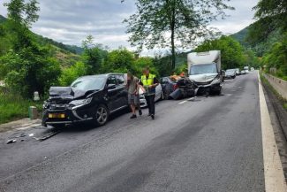 Trafic blocat pe DN 7, în judeţul Vâlcea, din cauza unui accident în care au fost implicate cinci maşini