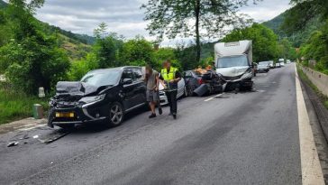 Trafic blocat pe DN 7, în judeţul Vâlcea, din cauza unui accident în care au fost implicate cinci maşini